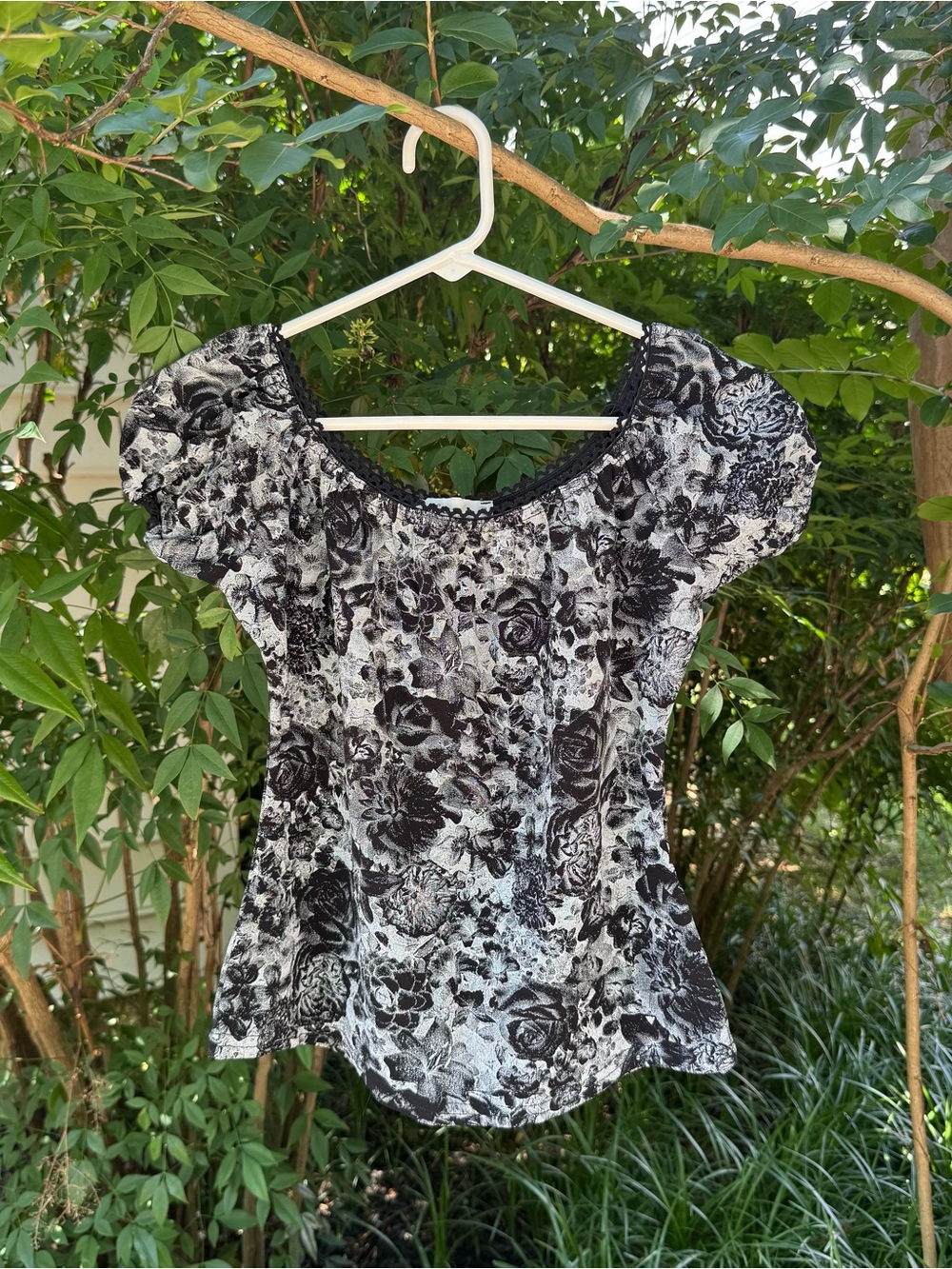 Vintage Black & White Floral Puff-Sleeve Crop Top